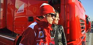 Fernando Alonso e una tifosa a Jerez. Ap