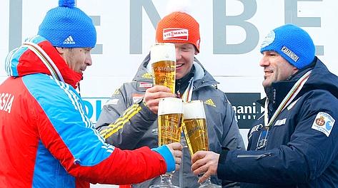 Brindisi sul podio tra Demtschenko, Loch e Armin Zoeggeler, 38 anni. Reuters