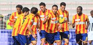 Luis Muriel, classe 1991, festeggiato dai compagni. Ansa