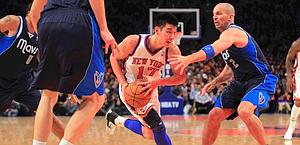 Jeremy Lin elude la marcatura di Jason Kidd. Ap