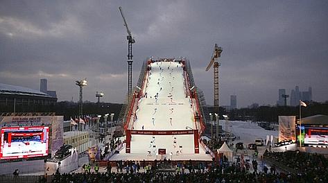 Un'immagine dell'incredibile impalcatura per lo slalom parallelo costruito a Mosca. Reuters