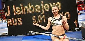 Yelena Isinbayeva felice dopo il record. Ap