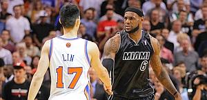 LeBron James, a destra, con Jeremy Lin: il primo ha dominato. Afp