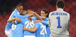 Il Napoli festeggia il gol vittoria. Reuters