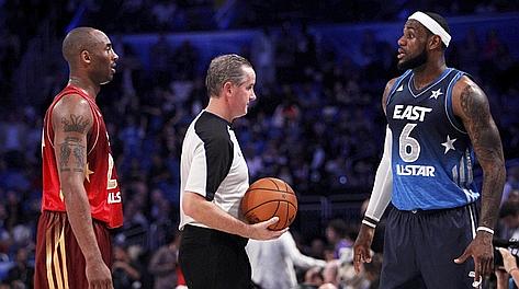Sguardi a distanza tra Kobe Bryant e LeBron James. Reuters