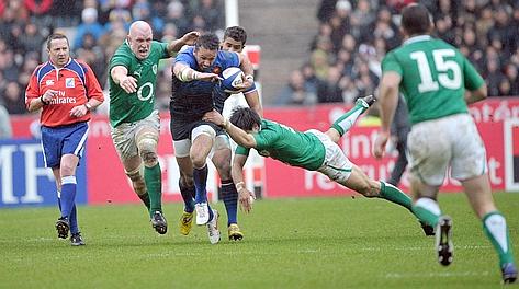 Conor Murray prova a fermare il francese Clement Poitrenaud. Afp