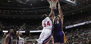 Jason Maxiell difende su Pau Gasol nel successo sui Lakers. Epa