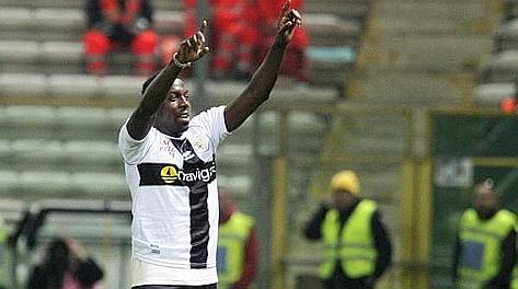 Stefano Okaka esulta: è la prima rete a Parma. Ansa Stefano Okaka esulta: è la prima rete a Parma. Ansa