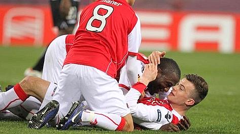 Maher e Altidore abbracciano Falkenburg dopo il gol del 2-1. Ansa