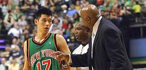 Coach Woodson parla con Jeremy Lin. Epa