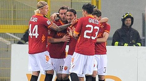 Festa Roma dopo il gol di Osvaldo per l'1-0. Ansa Festa Roma dopo il gol di Osvaldo per l'1-0. Ansa