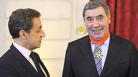 Eddy Merckx, 66 anni, col presidente francese Sarkozy. Ansa
