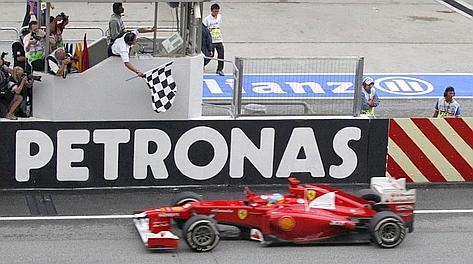 Alonso taglia il traguardo a Sepang. Reuters