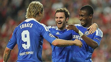 Fernando Torres e Juan Mata festeggiano Salomon Kalou dopo l'1-0. LaPresse Fernando Torres e Juan Mata festeggiano Salomon Kalou dopo l'1-0. LaPresse