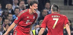 Mario Gomez festeggia con Ribery il gol del vantaggio. Epa