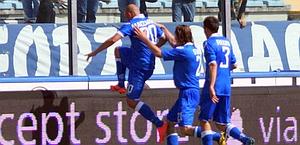 Maccarone festeggia il gol che stende il Torino. LaPresse