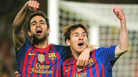 Leo Messi, autore di una doppietta su rigore, esulta con Cesc Fabregas. LaPresse