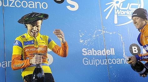 Samuel Sanchez festeggia il trionfo nel Giro dei Paesi Baschi. Reuters