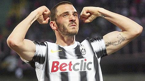Leonardo Bonucci mostra i muscoli della Juventus. Reuters