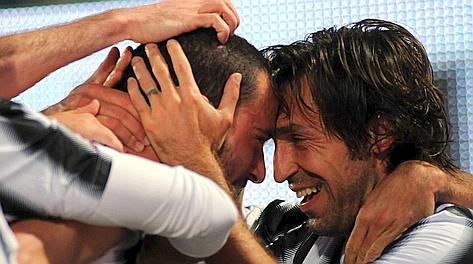 L'abbraccio tra Leo Bonucci e Andrea Pirlo dopo il gol dell'1-0. Ap