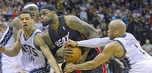 LeBron James contro Green and Gaines dei Nets. Reuters