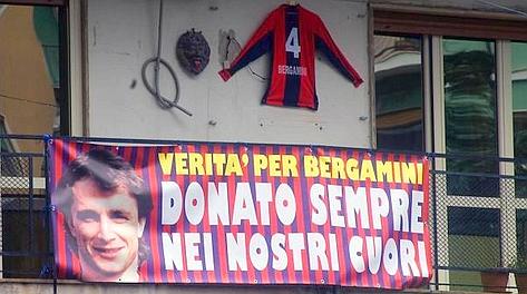 Uno striscione dedicato dai tifosi del Cosenza a Denis Bergamini. Ansa