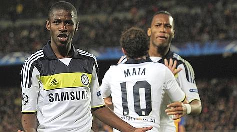 Ramires, autore del gol-qualificazione, festeggiato da Mata e Drogba. Afp