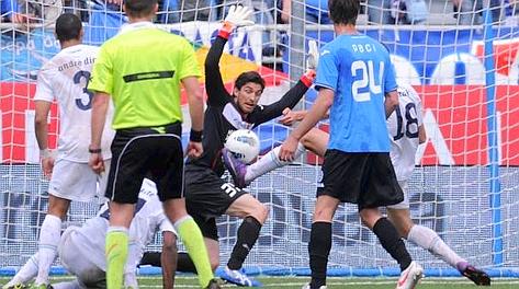 Il gol annullato a Kozak, smarcato dal tocco di Diakité. Ansa Il gol annullato a Kozak, smarcato dal tocco di Diakité. Ansa