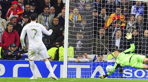 Neuer para il rigore di Cristiano Ronaldo. Afp Neuer para il rigore di Cristiano Ronaldo. Afp