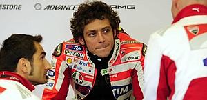 Vale Rossi a colloquio con i tecnici: la sua Ducati non va. Afp
