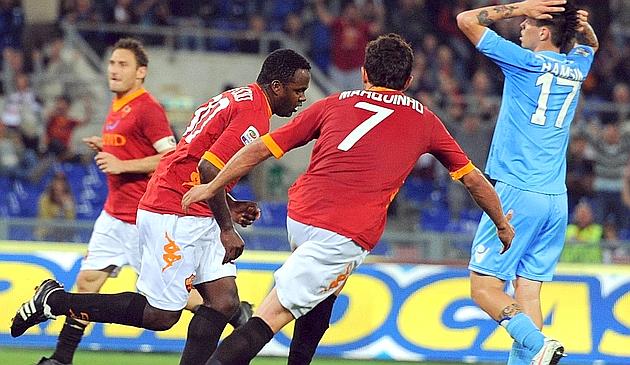 Marquinho abbraccia Simplicio, entrambi a segno contro il Napoli. Ansa