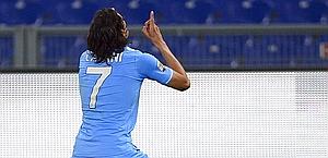 Cavani esulta dopo la rete del provvisorio 2-1 del Napoli. Afp