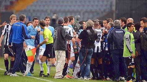 La rissa nel finale tra giocatori e dirigenti di Udinese e Lazio. LaPresse