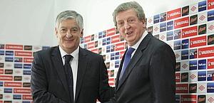 Roy Hodgson (dx) con il presidente della FA David Bernstein. Reuters