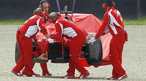 La Ferrari danneggiata viene trasferita ai box. Reuters