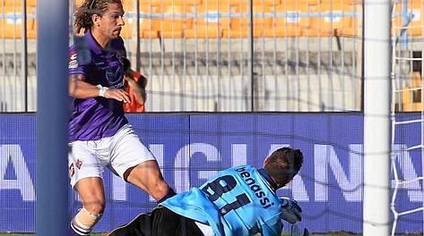 Alessio Cerci segna il gol che regala la salvezza alla Fiorentina. Ansa
