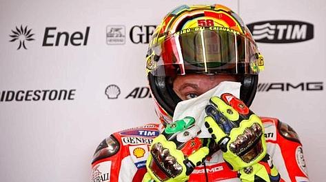 Valentino Rossi si asciuga il sudore: quest'anno guidare è una faticaccia. Epa