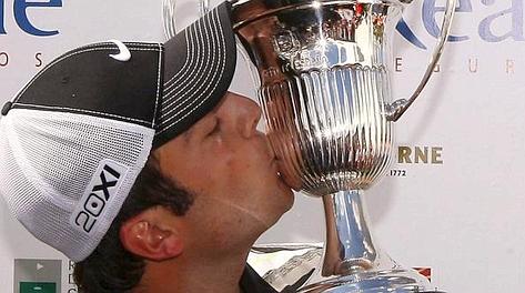 Francesco Molinari bacia il trofeo. Ansa