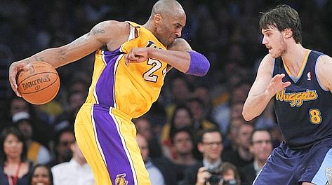 Kobe Bryant affrontato da Danilo Gallinari. Reuters