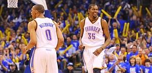 Durant, destra, e Westbrook: 52 punti in due e Lakers k.o.. Epa