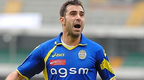 Domenico Maietta esulta dopo il gol dell'1-0 contro il Varese. Ansa