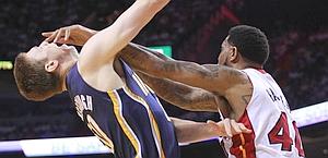 Udonis Haslem colpisce Tyler Hansbrough. Reuters