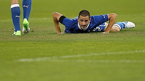 Leonardo Bonucci a terra: simbolo di una Nazionale in difficoltà. Reuters