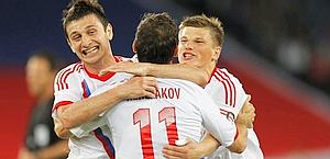 Kherzakov festeggia con Arshavin e Dzagoev. Reuters
