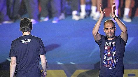 Il saluto di Pep Guardiola al Camp Nou. Reuters