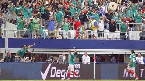 Giovani dos Santos festeggia coi tifosi messicani. Reuters Giovani dos Santos festeggia coi tifosi messicani. Reuters