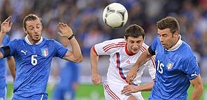 Andrea Barzagli (dx) contro la Russia. Afp Andrea Barzagli (dx) contro la Russia. Afp
