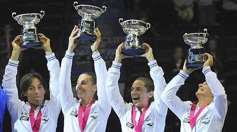 Fed Cup 2010: Schiavone, Pennetta, Vinci ed Errani alzano il trofeo. Ansa
