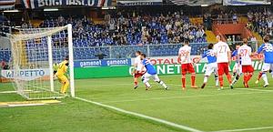 Il gol dell'1-0 di Gastaldello. Lapresse Il gol dell'1-0 di Gastaldello. Lapresse