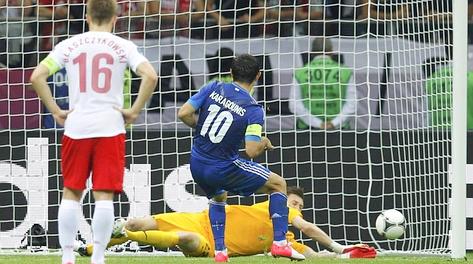 L'errore dal dischetto di Karagounis. Reuters L'errore dal dischetto di Karagounis. Reuters